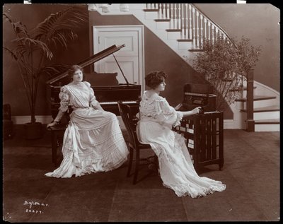 Dos mujeres con un piano y equipo de grabación, 1907 de Byron Company